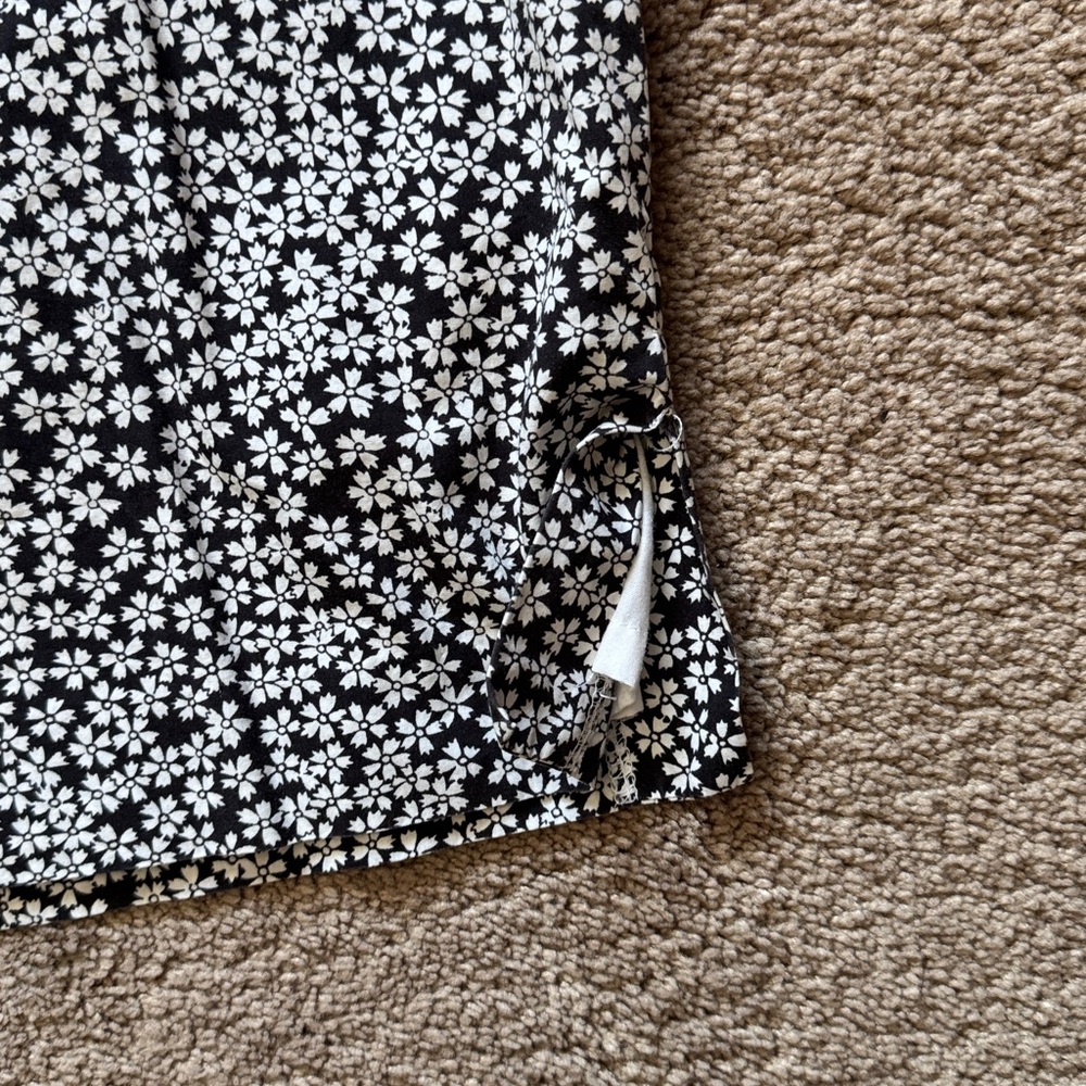 Casual Corner Black and White Floral A-line Skirt. Size 12 - Picture 7 of 10